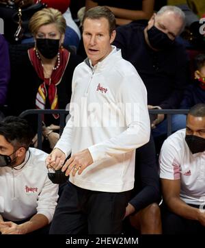 Piscataway, New Jersey, USA. 12th Januar 2022. Nebraska Cornhuskers Cheftrainer Fred Hoiberg während des Spiels zwischen den Nebraska Cornhuskers und den Rutgers Scarlet Knights in der Jersey Mikes Arena in Piscataway, New Jersey, am Samstag, 8 2022. Januar. Rutgers besiegte Nebraska 93-65. Duncan Williams/CSM/Alamy Live News Stockfoto