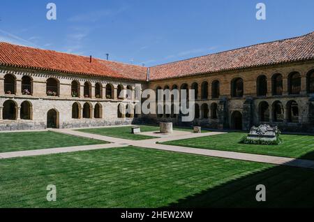 Ecke des Hofes des Klosters von Santo Domingo in Caleruega, Burgos, Castilla y León, Spanien. Stockfoto