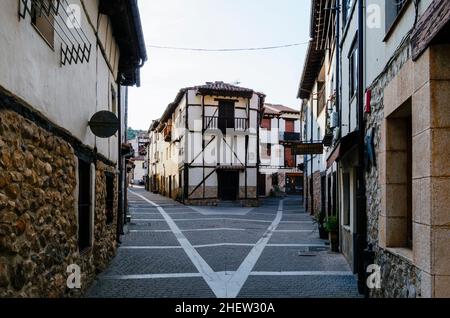 Die Straße, die sich in covarrubias mit ihren typischen weißen lehmziegelhäusern und Fachwerkhäusern von Burgos, Burgos, Castilla y León, Spanien, in zwei Teile teilt. Stockfoto