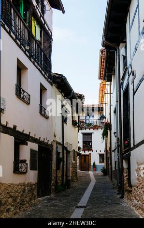 Straße in covarrubias mit seinen typischen weißen lehmziegelhäusern und Fachwerkhäusern, Burgos, Castilla y León, Spanien. Stockfoto