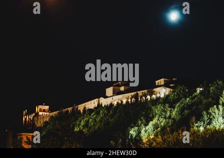 Herzogliche Mauer und Palast, beleuchtet in der Nacht von einem Vollmond Lerma, Burgos, Castilla y León, Spanien Stockfoto