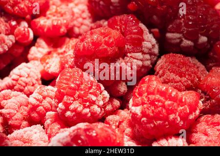 Viele frische gefrorene Himbeeren Stockfoto