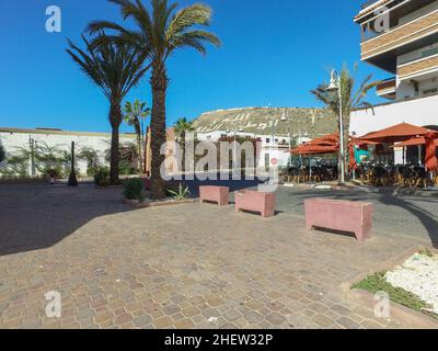 Stadtfoto aufgenommen in Agadir in Marokko, im Hintergrund kann man das Denkmal auf dem Hügel, der lokal als Agadir OufellaDCIMPANORAMA100 031 bekannt ist, sehen Stockfoto
