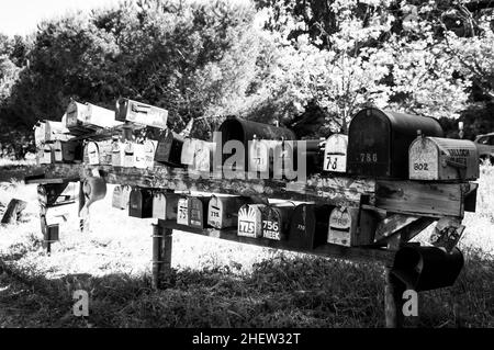 Schwarz-Weiß von vielen Postfächern Stockfoto