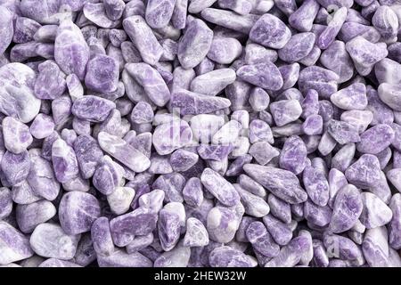 Textur von hellen violetten Lavendel natürlichen kleinen mineralischen Gesteinssteinen Edelsteinpartikel. Dekorative Steinkiesel zum Beschichten im Aquarium oder Garten. Stockfoto