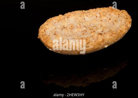 Knuspriges Brot auf schwarzem Hintergrund Stockfoto