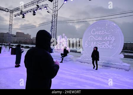 Moskau, Moskau, Russland. 11th Januar 2022. Moskauer besuchen das Internationale Festival ''Schnee und Eis'', das vom 2. Januar bis 28. Februar im Moskauer Gorki-Park stattfindet. (Bild: © Carlos Escalona/ZUMA Press Wire) Stockfoto