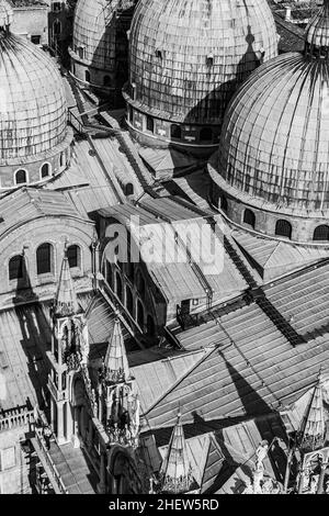 Vom campanile de San Marco aus haben Sie einen Blick auf die marcus-Kirche in venedig Stockfoto