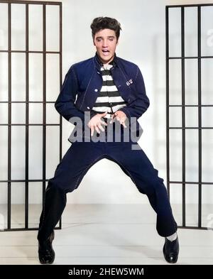 Elvis Presley mit Jailhouse Rock, Musikfilm 1957. Koloriertes Foto. Stockfoto