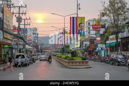 Urbane Szene aus dem alten Hua hin bei Sonnenuntergang. Dies ist ein altes Fischerdorf, das zu einem der beliebtesten Reiseziele in Thailand wurde. Stockfoto