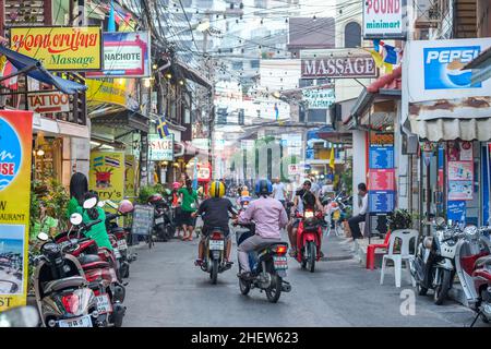 Urbane Szene aus dem alten Hua hin. Dies ist ein altes Fischerdorf, das zu einem der beliebtesten Reiseziele in Thailand wurde. Stockfoto