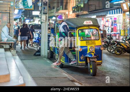 Urbane Szene aus dem alten Hua hin bei Nacht. Dies ist ein altes Fischerdorf, das zu einem der beliebtesten Reiseziele in Thailand wurde. Stockfoto