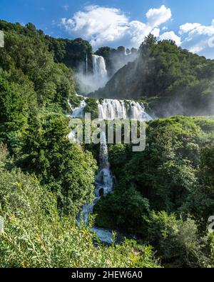 Panoramablick auf den Cascate delle Marmore, einen künstlichen Wasserfall, der von den alten Römern Umbriens, Italien, geschaffen wurde Stockfoto