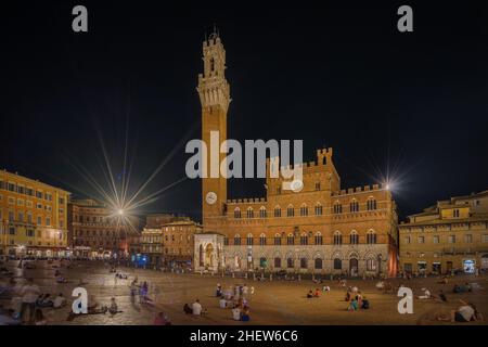 Panoramafenblick auf die Piazza del Campo (Campo Platz) und den Mangia Turm (Torre del Mangia), Toskana, Italien Stockfoto