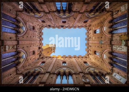 Ikonischer Innenhof des Palazzo Pubblico (Rathaus) im historischen Zentrum von Siena, Toskana, Italien Stockfoto