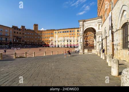 Siena, Italien, 2021. August – Blick auf die Piazza del Campo, den Hauptplatz des historischen Zentrums von Siena Stockfoto