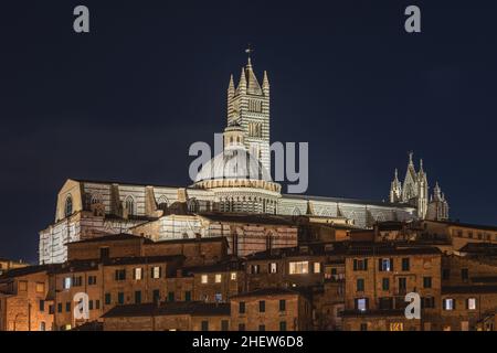 Nachtansicht der Kathedrale von Siena über dem historischen Zentrum von Siena, Toskana, Italien Stockfoto