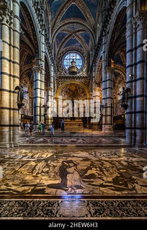 Wunderschöner Marmormosaikboden, der den gesamten Boden der Kathedrale von Siena bedeckt. Siena, Toskana, Italien, Aug. 2021 Stockfoto