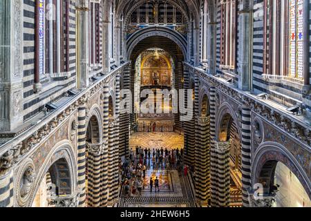 Panoramablick von oben auf das Hauptschiff der Kathedrale von Siena. Siena, Italien, 2021. August Stockfoto