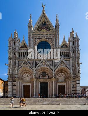 Siena, Italien, August 2021 – Außenansicht der Kathedrale von Siena (Duomo di Siena), erbaut im gotischen Stil des 13th. Jahrhunderts Stockfoto