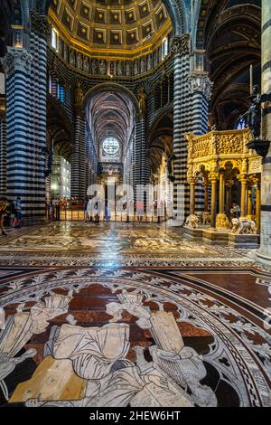 Wunderschöner Marmormosaikboden, der den gesamten Boden der Kathedrale von Siena bedeckt. Siena, Toskana, Italien, Aug. 2021 Stockfoto