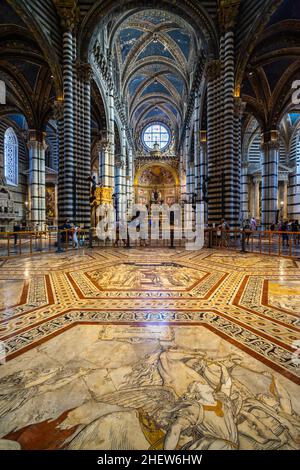 Wunderschöner Marmormosaikboden, der den gesamten Boden der Kathedrale von Siena bedeckt. Siena, Toskana, Italien, Aug. 2021 Stockfoto