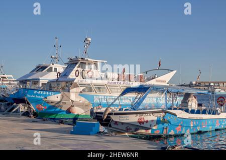 Viele Fährschiffe vertäuten an der Anlegestelle für die Reise zur Insel Tabarca an der Promenade der Stadt Santa Pola, Provinz Alicante, Spanien, Europa Stockfoto