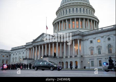 Washington, USA. 12th Januar 2022. Ein Leichenwagen, der die Schatulle des ehemaligen Senators Harry Reid (D-NV) trägt, verlässt das US-Kapitol, nachdem er am Mittwoch, dem 12. Januar, in der Rotunde in Washington, DC, 2022. Nach der gestrigen Rede von Präsident Biden in Georgien, in der die Reform von Filibuster gefordert wurde, werden die Demokraten im Senat erneut die Gesetzgebung zu Wahlrechten vorantreiben, bevor sie möglicherweise daran arbeiten, die Filibuster-Regeln des Senats zu ändern, falls es den Republikanern gelingt, Stimmen zu blockieren. (Graeme Sloan/Sipa USA) Quelle: SIPA USA/Alamy Live News Stockfoto