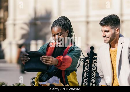 Eine überraschte afrikanerin mit einem Hut, den sie gerade als Geschenk erhalten hat Stockfoto