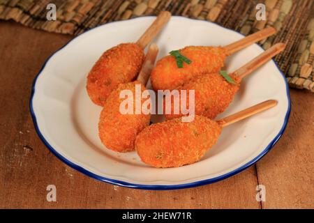 Nahaufnahme Chicken Sempol, Indonesische Küche. Sempol ist ein Snack aus Tapiokamehl und Huhn, der mit Stick serviert wird Stockfoto