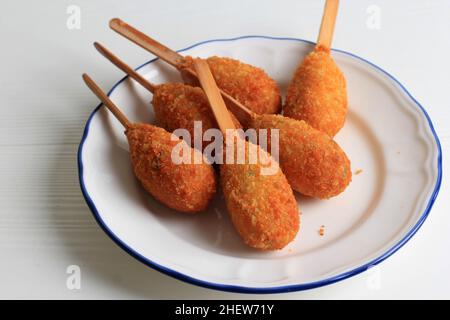 Nahaufnahme Chicken Sempol, Indonesische Küche. Sempol ist ein Snack aus Tapiokamehl und Huhn, der mit Stick serviert wird Stockfoto