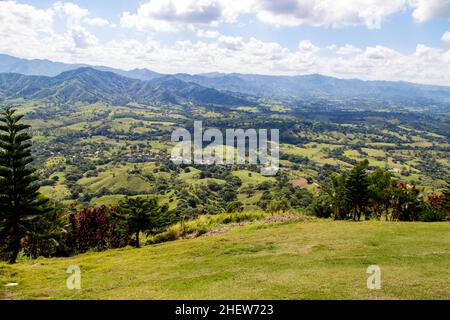 Montaña Redonda in Dominikanische Republik. touristenblick. Montaña Redonda steht für 'Round Mountain', weil es Ihnen einen 360-Grad-Blick auf die Umgebung gibt. Stockfoto