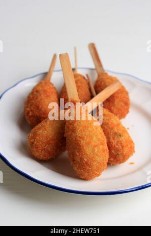 Nahaufnahme Chicken Sempol, Indonesische Küche. Sempol ist ein Snack aus Tapiokamehl und Huhn, der mit Stick serviert wird Stockfoto