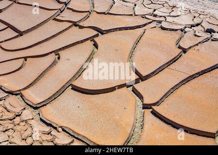 Große Schlammrisse und getrocknete Schlammfliesen in der Wüste des Death Valley Stockfoto