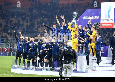 Mailand, Italien. 12th Januar 2022. Mailand, Italien. Am 12. Januar 2022 feiern die Spieler des FC Internazionale den Sieg des italienischen Frecciarossa Supercup-Spiels zwischen dem FC Internazionale und dem FC Juventus im Stadio Giuseppe Meazza am 12. Januar 2022 in Mailand, Italien. Quelle: Marco Canoniero/Alamy Live News Stockfoto
