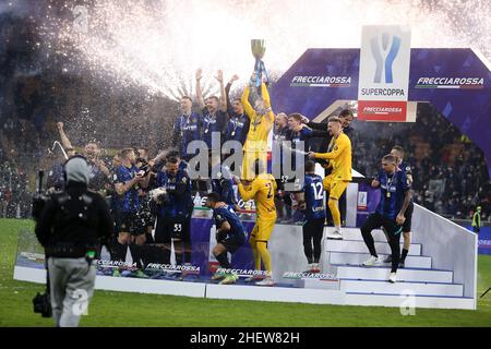 Mailand, Italien. 12th Januar 2022. Mailand, Italien. Am 12. Januar 2022 feiern die Spieler des FC Internazionale den Sieg des italienischen Frecciarossa Supercup-Spiels zwischen dem FC Internazionale und dem FC Juventus im Stadio Giuseppe Meazza am 12. Januar 2022 in Mailand, Italien. Quelle: Marco Canoniero/Alamy Live News Stockfoto