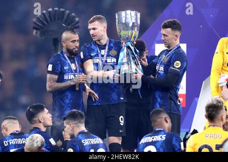 Mailand, Italien. 12th Januar 2022. Mailand, Italien. Am 12. Januar 2022 feiern die Spieler des FC Internazionale den Sieg des italienischen Frecciarossa Supercup-Spiels zwischen dem FC Internazionale und dem FC Juventus im Stadio Giuseppe Meazza am 12. Januar 2022 in Mailand, Italien. Quelle: Marco Canoniero/Alamy Live News Stockfoto