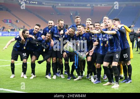 Mailand, Italien. 12th Januar 2022. Mailand, Italien. Am 12. Januar 2022 feiern die Spieler des FC Internazionale den Sieg des italienischen Frecciarossa Supercup-Spiels zwischen dem FC Internazionale und dem FC Juventus im Stadio Giuseppe Meazza am 12. Januar 2022 in Mailand, Italien. Quelle: Marco Canoniero/Alamy Live News Stockfoto