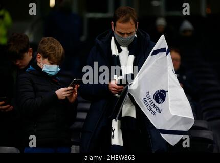 London, Großbritannien. 12th Januar 2022. LONDON, England - JANUAR 12:Tottenham Hotspur-Fans während des Carabao Cup Halbfinales 2nd Etappe zwischen Tottenham Hotspur und Chelsea im Tottenham Hotspur Stadion, London, England am 12th. Dezember 2022 Credit: Action Foto Sport/Alamy Live News Stockfoto