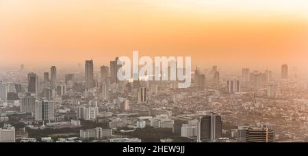 Blick auf die Skyline von Bangkok bei Sonnenuntergang Stockfoto