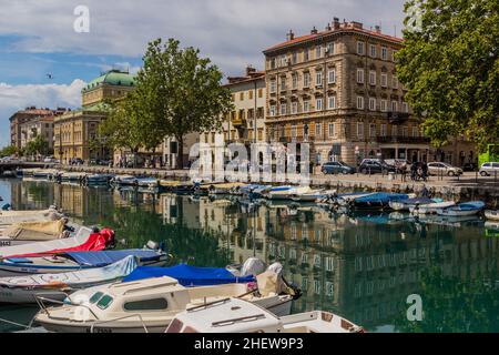 RIJEKA, KROATIEN - 23. MAI 2019: Kleine Boote am Kanal Mrtvi in Rijeka, Kroatien Stockfoto