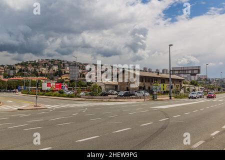 RIJEKA, KROATIEN - 23. MAI 2019: Blick auf eine Kreuzung in Rijeka, Kroatien Stockfoto