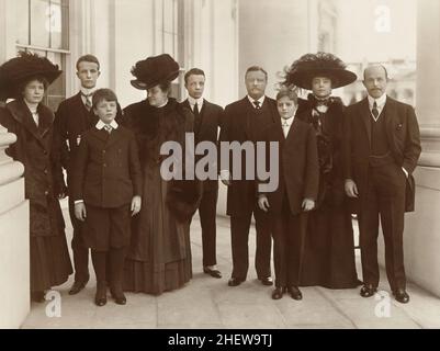 US-Präsident Theodore Roosevelt (Mitte) und Familie (l-r), Ethel Kermit Carow Roosevelt, Kermit Roosevelt, Quentin Roosevelt, Edith Kermit Carow Roosevelt, Theodore Roosevelt, Jr., Archibald Bulloch Roosevelt, Alice Lee Roosevelt Longworth, Nichols Longworth, White House, Washington, D.C., USA, Harris & Ewing, 1908-09 Stockfoto