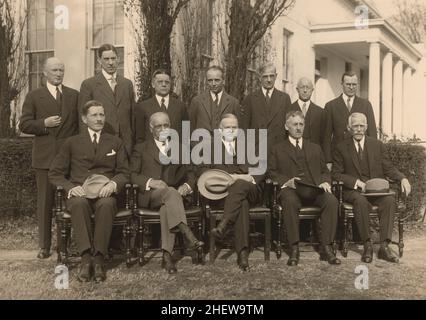 US-Präsident Herbert Hoover (sitzend, in der Mitte) mit seinem Kabinett (stehend) Robert Lamont, Ray Wilbur, Walter Brown, William Mitchell, Arthur Hyde, Charles Adams III, William Doak, (l-r sitzend) Patrick Hurley, Charles Curtis, Henry Stimson, Andrew Mellon, White House, Washington DC, USA, Harris & Ewing, 1930 Stockfoto