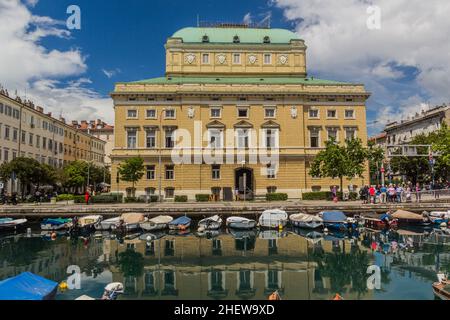 RIJEKA, KROATIEN - 23. MAI 2019: Kleine Boote am Kanal Mrtvi und Ivan Zajc Rijeka Kroatisches Nationaltheater in Rijeka, Kroatien Stockfoto