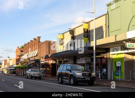 Autos parkten an der Bong Bong Street, der Hauptstraße von Bowral, New South Wales Stockfoto