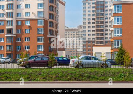 Abgeschlossen der Bau eines Blocks von modernen Wohnentwicklung, Installation von Geräten - Klimaanlagen an der Fassade des Gebäudes, s Stockfoto