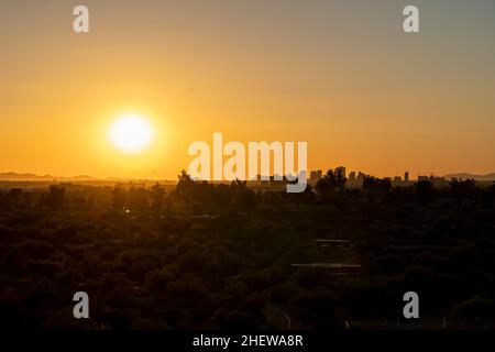 Der Blick auf den Sonnenuntergang in Phoenix vom Papago Park in Phoenix, Arizona Stockfoto