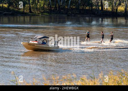 Wasserskifahrer auf dem Balonne River in St. George, Queensland, Australien Stockfoto