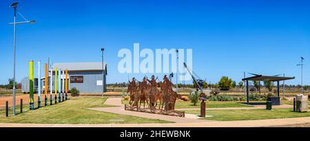 Eisenbahnpark mit Kriegsdenkmal, Dirranbandi, Queensland Australien. Stockfoto